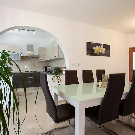 Anavi Mit Privatem Pool Und Grossem Garten By Interhome Dom wakacyjny *