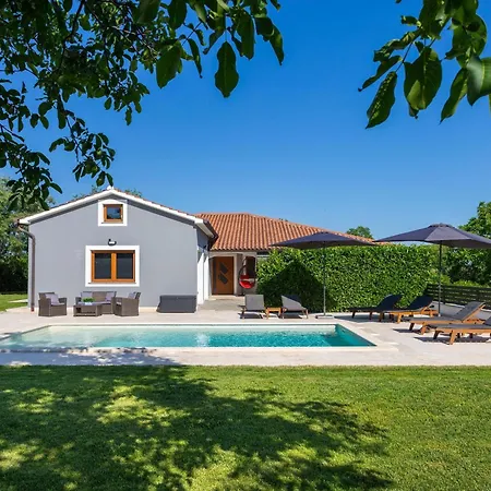 Anavi Mit Privatem Pool Und Grossem Garten By Interhome *