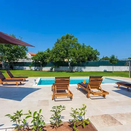 Anavi Mit Privatem Pool Und Grossem Garten By Interhome