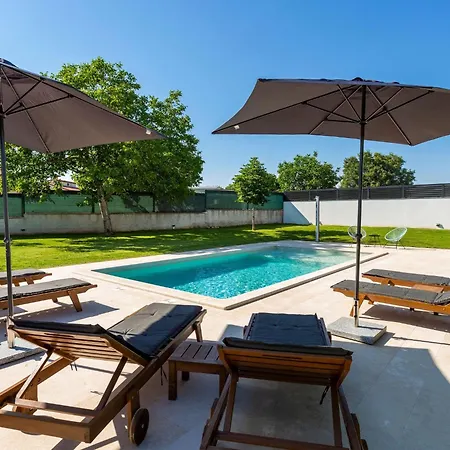 Anavi Mit Privatem Pool Und Grossem Garten By Interhome *