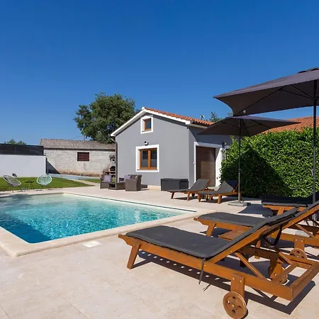 度假居 Anavi Mit Privatem Pool Und Grossem Garten By Interhome *